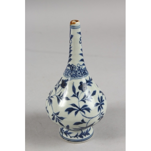 277 - A CHINESE BLUE AND WHITE PORCELAIN ROSEWATER SPRINKLER, 17cm high.