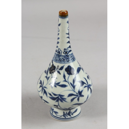 277 - A CHINESE BLUE AND WHITE PORCELAIN ROSEWATER SPRINKLER, 17cm high.