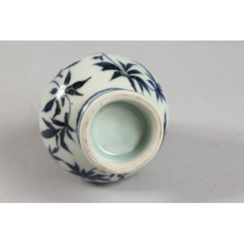 277 - A CHINESE BLUE AND WHITE PORCELAIN ROSEWATER SPRINKLER, 17cm high.