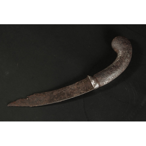 356 - A RARE 17TH-18TH CENTURY MUGHAL INDIAN SILVER INLAID DAGGER, 28cm long.