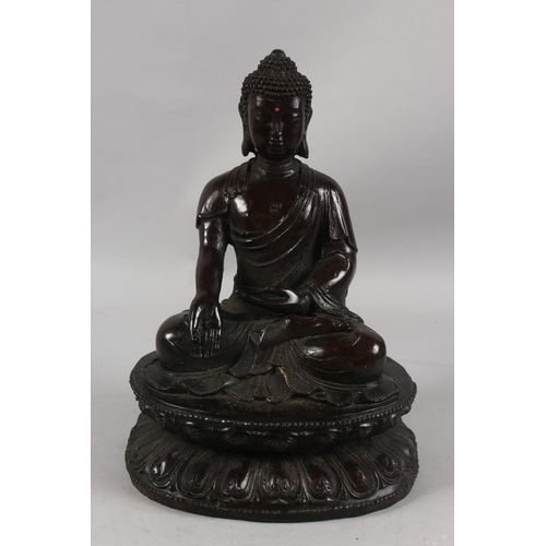 400 - A FINE AND LARGE 17TH-18TH CENTURY BRONZE BUDDHA, seated upon a lotus base with inscription to front... 