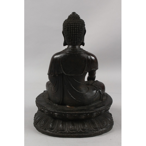 400 - A FINE AND LARGE 17TH-18TH CENTURY BRONZE BUDDHA, seated upon a lotus base with inscription to front... 