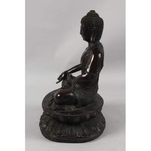 400 - A FINE AND LARGE 17TH-18TH CENTURY BRONZE BUDDHA, seated upon a lotus base with inscription to front... 