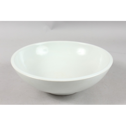 405 - A LARGE CHINESE WHITE GLAZE PORCELAIN BOWL, with character mark to base, 28cm diameter.