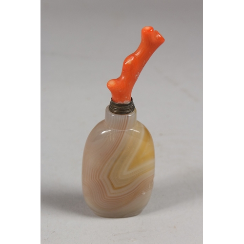 420 - A CHINESE AGATE SNUFF BOTTLE AND STOPPER, 11.5cm high.