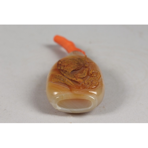 420 - A CHINESE AGATE SNUFF BOTTLE AND STOPPER, 11.5cm high.