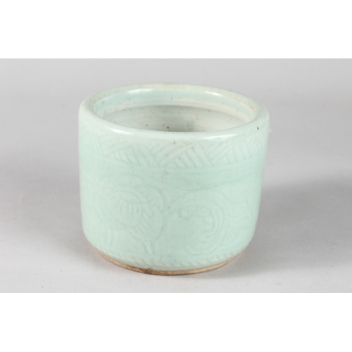 8 - AN EARLY CHINESE CELADON GLAZE POTTERY BRUSH POT, 10.5cm high.