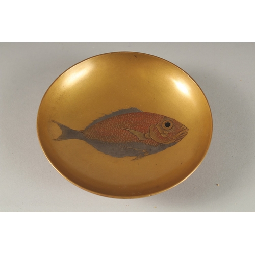 85 - A FINE JAPANESE GILT LACQUER DISH, central fish design with very finely painted scales, signed to ba... 