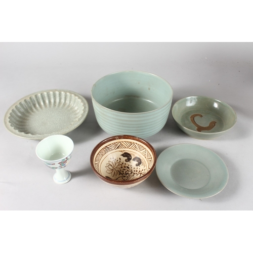 90 - A MIXED LOT OF CHINESE PORCELAIN ITEMS, including a large celadon bowl and three celadon dishes, tog... 