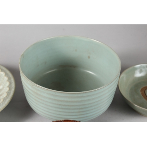 90 - A MIXED LOT OF CHINESE PORCELAIN ITEMS, including a large celadon bowl and three celadon dishes, tog... 