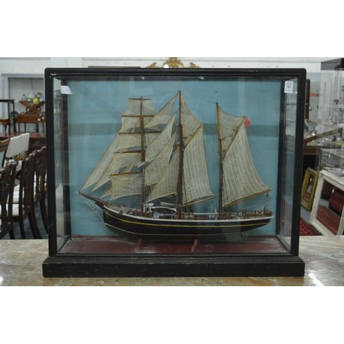 783 - A model of a sailing ship in a display case.