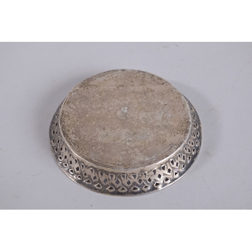 117 - A SMALL OTTOMAN SILVER PIN DISH, hallmarked with tughra in the centre, with calligraphy and openwork... 