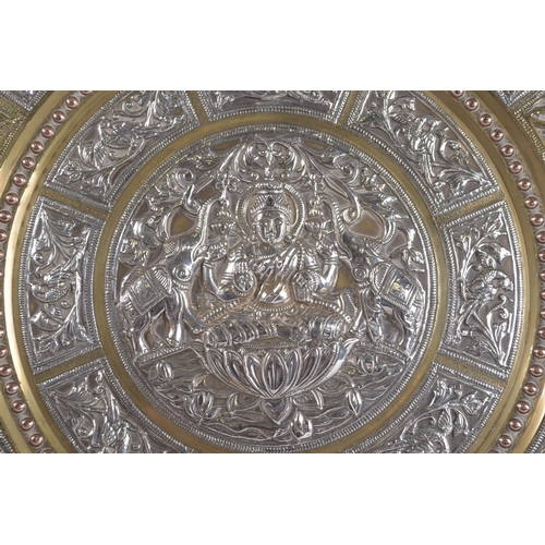 120 - A FINE LARGE SOUTH INDIAN TANJORE SILVER AND COPPER OVERLAID BRASS CHARGER, 33cm diameter.