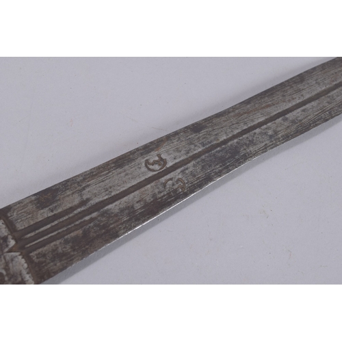 196 - AN OMANI EMIRATI AFRICAN SWORD, with leather wrapped and reptile skin grip, 89cm long.