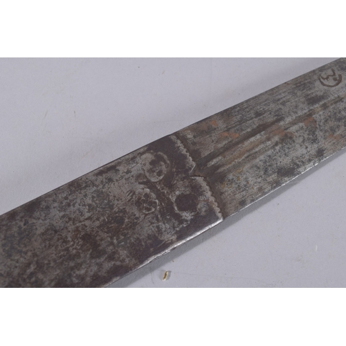 196 - AN OMANI EMIRATI AFRICAN SWORD, with leather wrapped and reptile skin grip, 89cm long.