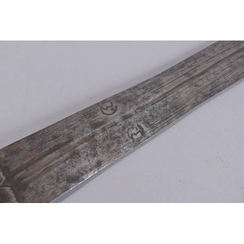 196 - AN OMANI EMIRATI AFRICAN SWORD, with leather wrapped and reptile skin grip, 89cm long.