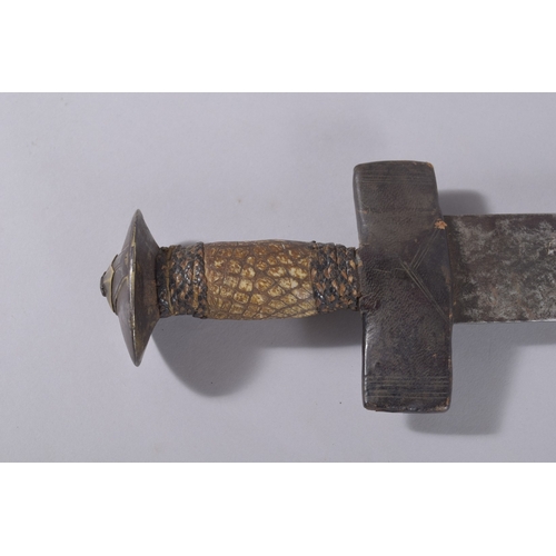 196 - AN OMANI EMIRATI AFRICAN SWORD, with leather wrapped and reptile skin grip, 89cm long.