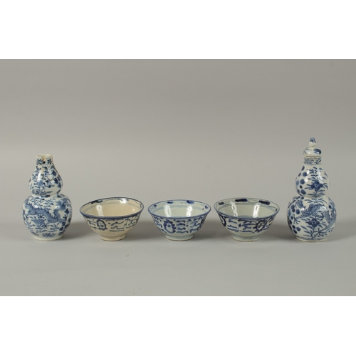 440 - THREE CHINESE BLUE AND WHITE BOWLS, together with a pair of lidded gourd vases, (af).