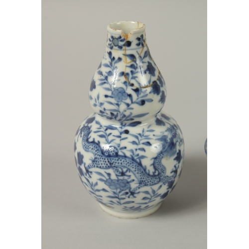 440 - THREE CHINESE BLUE AND WHITE BOWLS, together with a pair of lidded gourd vases, (af).