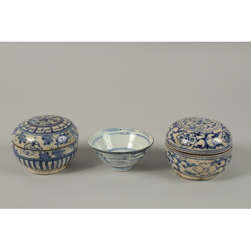 442 - A PAIR OF CHINESE BLUE AND WHITE PORCELAIN CIRCULAR BOXES AND COVERS, together with a small bowl, (3... 