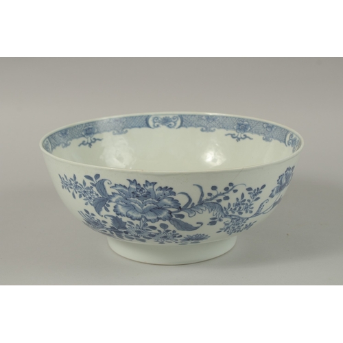 446 - A CHINESE BLUE AND WHITE PORCELAIN PUNCH BOWL, 26cm diameter.