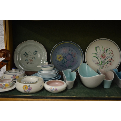 650 - A good collection of Poole pottery to include plates, bowls, jugs, hors d'oeuvres dishes etc.