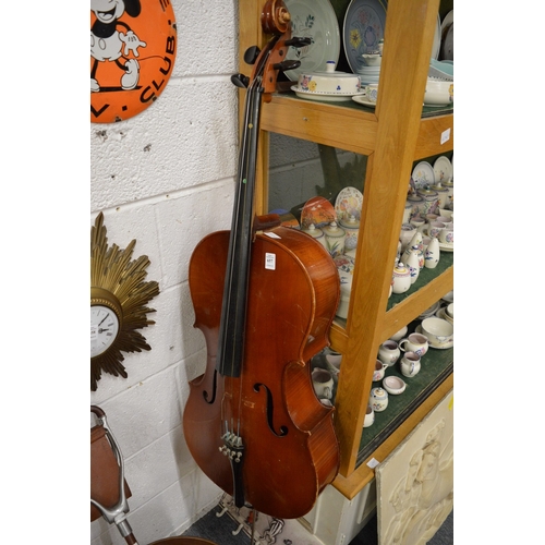 657 - A cello.