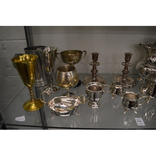 838 - A quantity of plated items to include a tea service, cased fish servers etc.