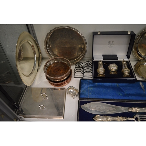 838 - A quantity of plated items to include a tea service, cased fish servers etc.