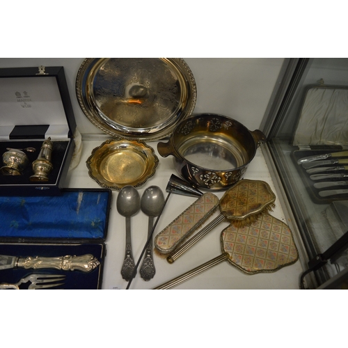 838 - A quantity of plated items to include a tea service, cased fish servers etc.