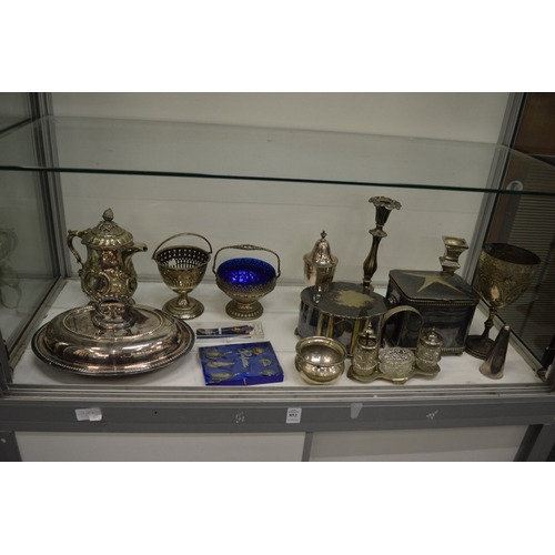 852 - A quantity of plated wares.