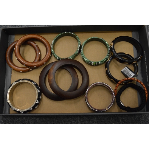 859 - A quantity of decorative bangles.