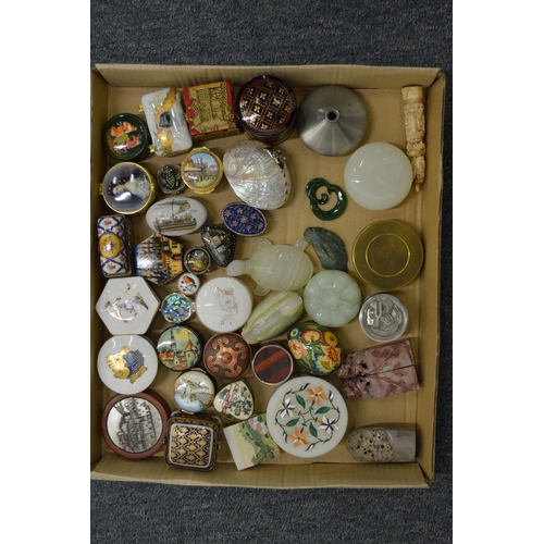 867 - Trinket boxes and other collectables.