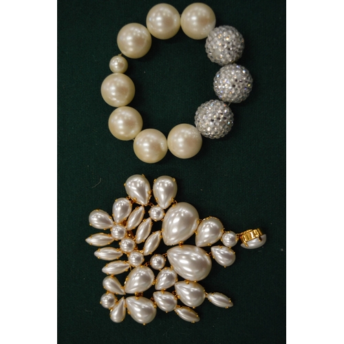 974 - Decorative pearl brooch and bracelet.