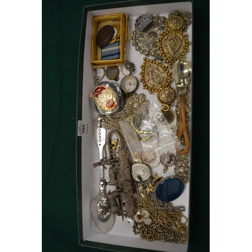 980 - A quantity of silver and other jewellery and collectables.