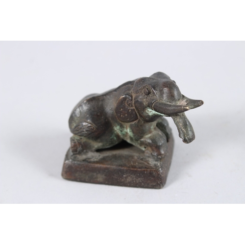 143 - A SMALL MING BRONZE ELEPHANT SEAL. 2ins high.