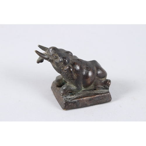 143 - A SMALL MING BRONZE ELEPHANT SEAL. 2ins high.
