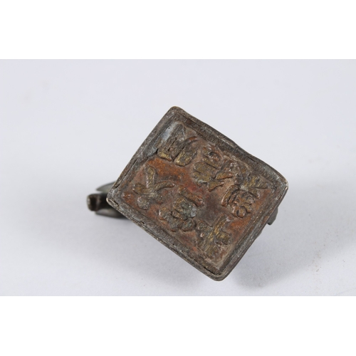 143 - A SMALL MING BRONZE ELEPHANT SEAL. 2ins high.