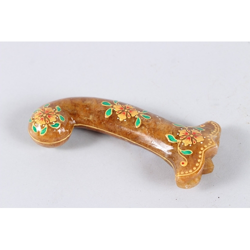 147 - AN INLAID HARDSTONE MUGHAL HANDLE. 5.5ins long.