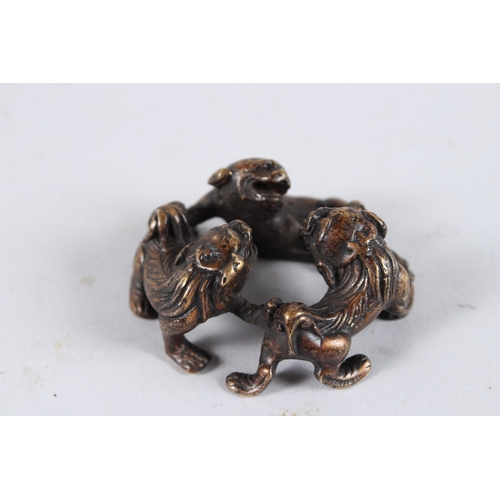 151 - A BRONZE ROUNDEL, THREE DOGS. 2ins diameter.