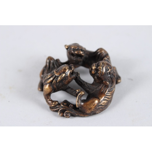 151 - A BRONZE ROUNDEL, THREE DOGS. 2ins diameter.