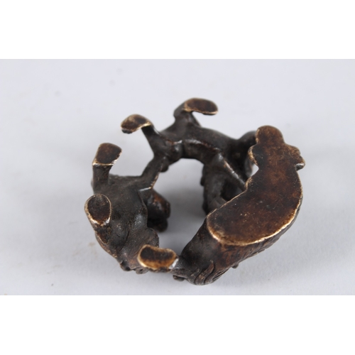 151 - A BRONZE ROUNDEL, THREE DOGS. 2ins diameter.