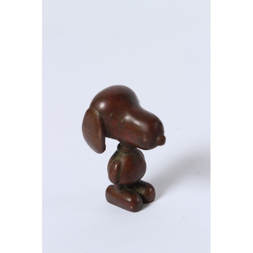 103 - A JAPANESE BRONZE OKIMONO SNOOPY DOG. 4.5cms.