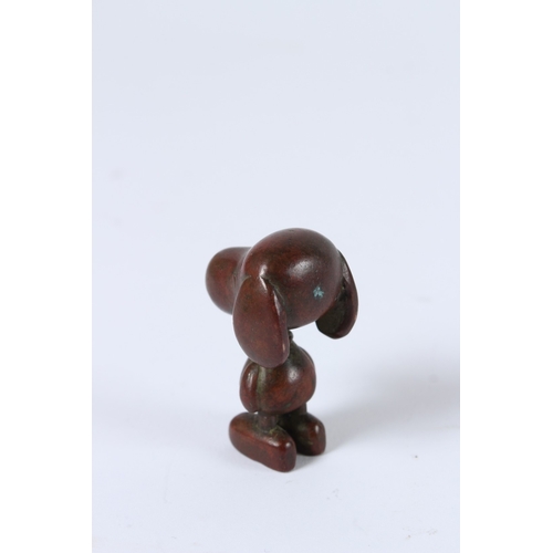 103 - A JAPANESE BRONZE OKIMONO SNOOPY DOG. 4.5cms.
