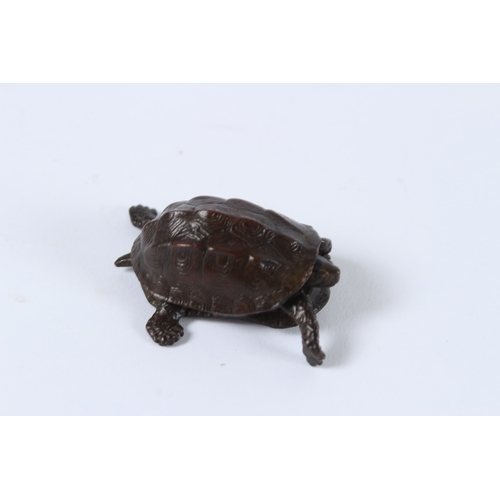 104 - A JAPANESE BRONZE OKIMONO TURTLE with articulated head and tail. 5cms.