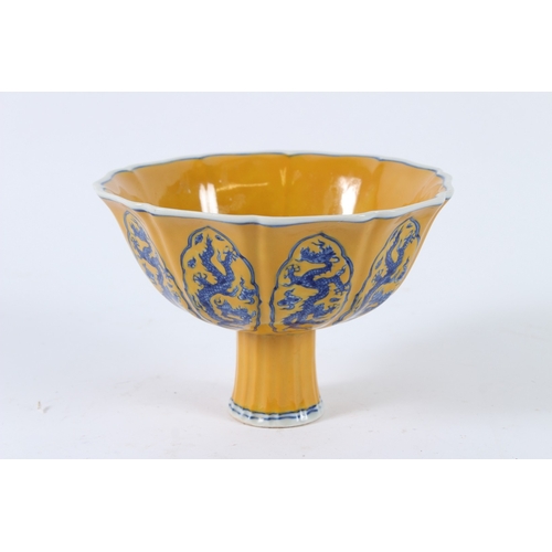 109 - A YELLOW GROUND GLAZE BLUE AND WHITE STEM CUP. 16cms.