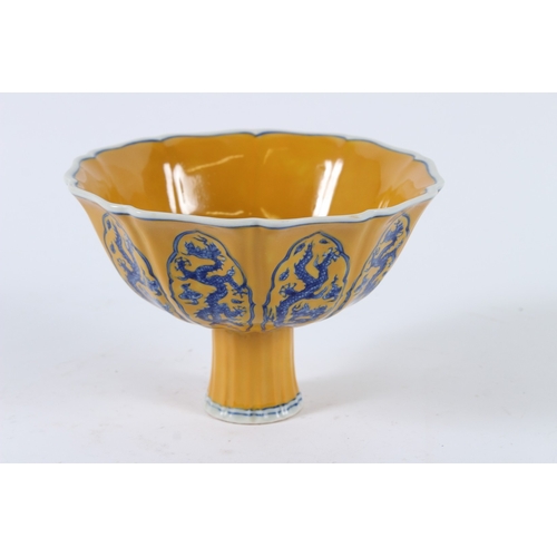 109 - A YELLOW GROUND GLAZE BLUE AND WHITE STEM CUP. 16cms.