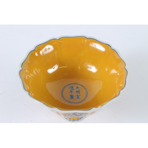 109 - A YELLOW GROUND GLAZE BLUE AND WHITE STEM CUP. 16cms.