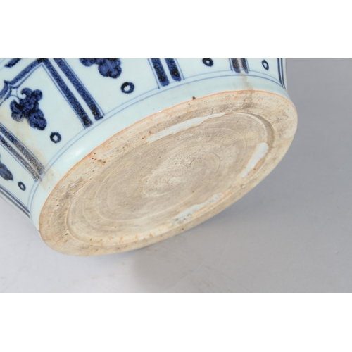 122 - A FINE CHINESE UNDERGLAZE RED, BLUE AND WHITE JAR. 36cms high.