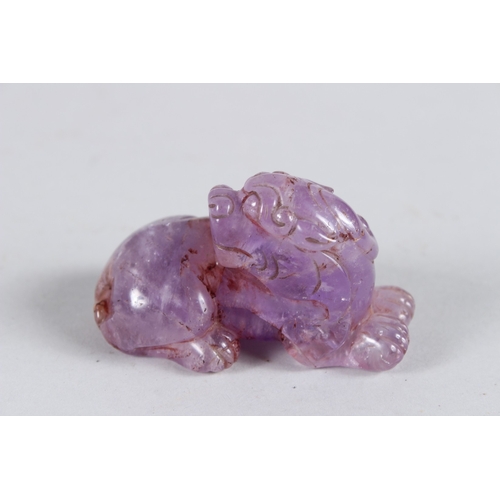 67 - A SMALL CHINESE 18TH CENTURY CARVED CRYSTAL FOO DOG. 7cms long.